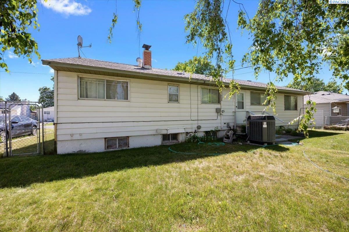 Property Photo: 1925 Everest Ave WA 99354