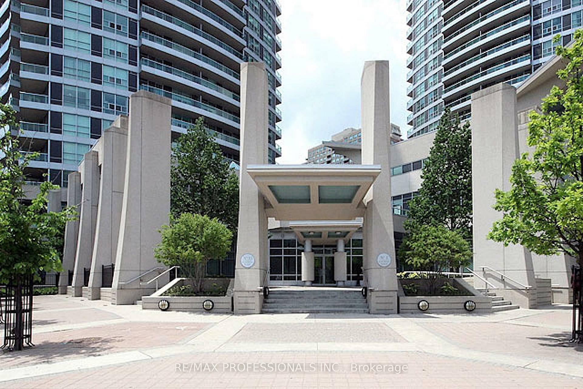 Property Photo: 33 Elm Drive W 708 ON L5B 4M2