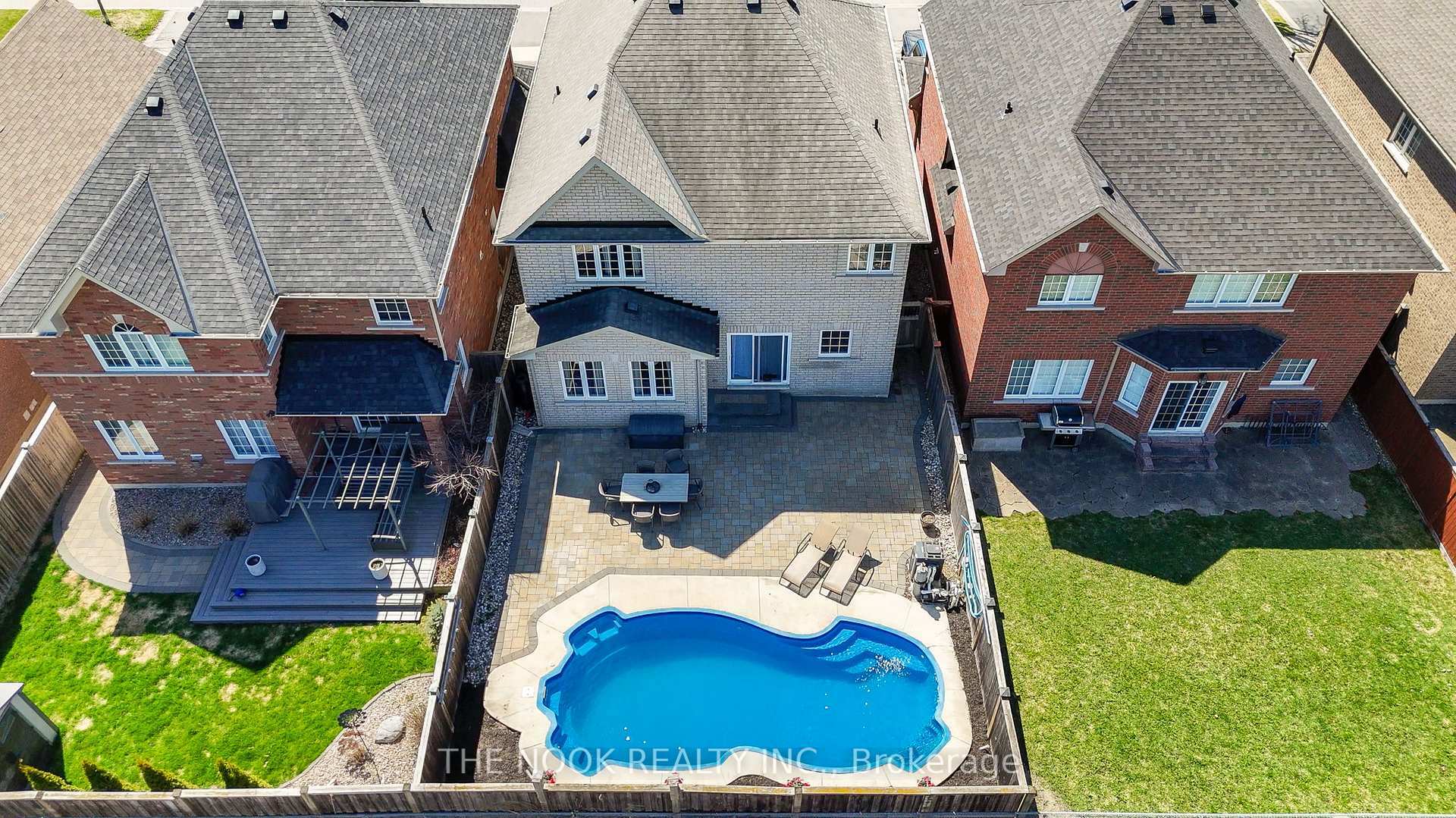 Property Photo:  586 Fairglen Avenue  ON L1J 0A3 