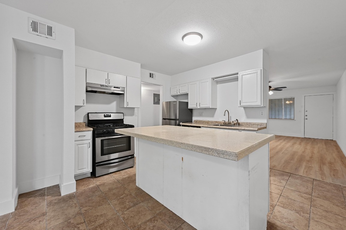 Property Photo: 2303 E Side Drive 102 TX 78704