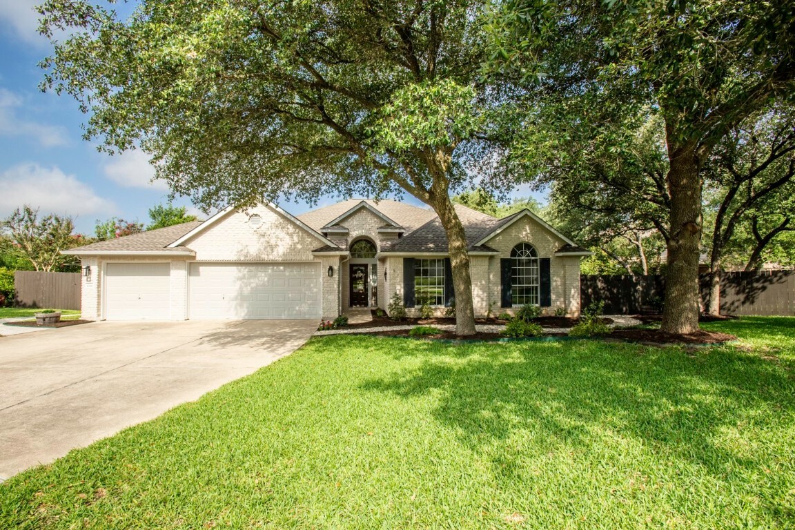 Property Photo: 1008 Twin Terrace Court TX 78665