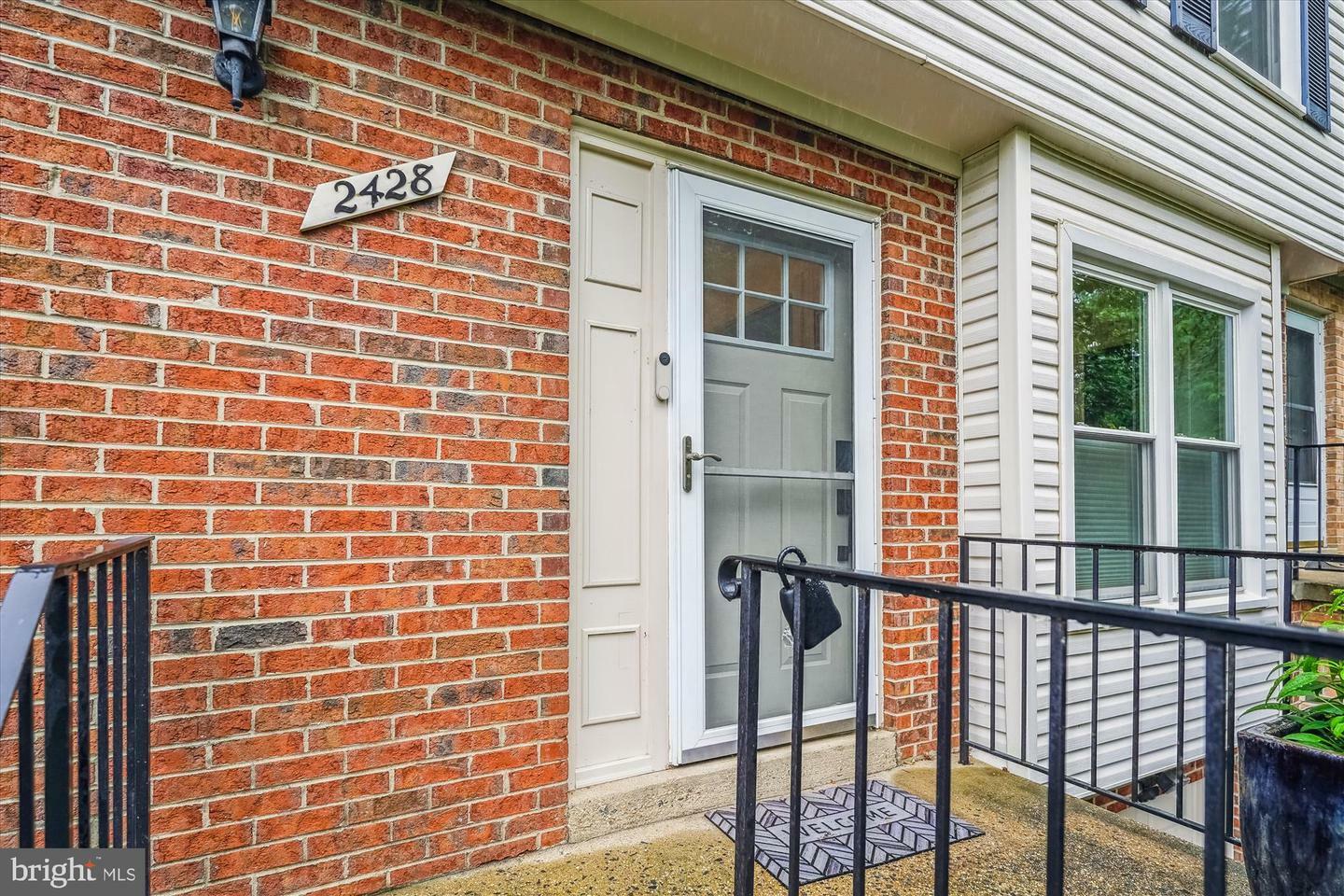 Property Photo: 2428 S Oxford Street VA 22206