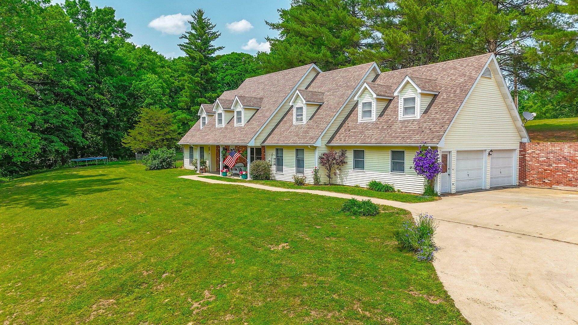 Property Photo: 563 Highway 40 MO 65274