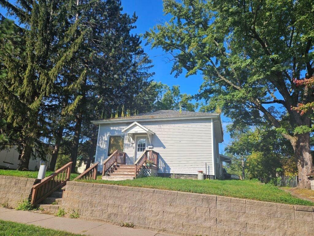 Property Photo: 504 Cleveland St WI 54452