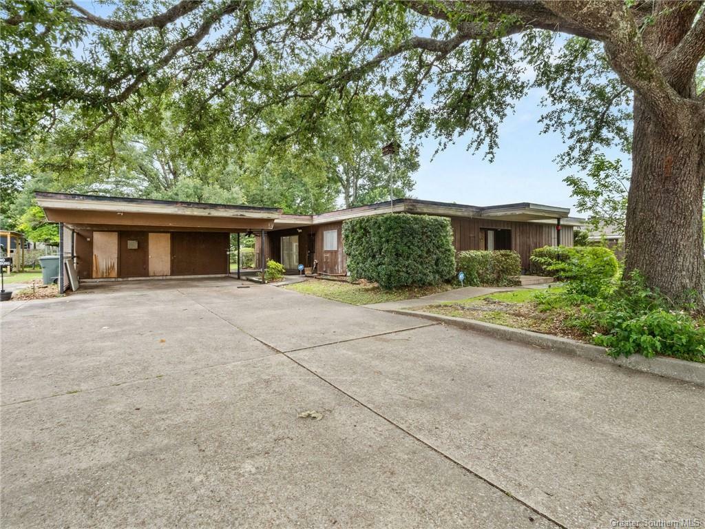 Property Photo:  1710 W Sale Road  LA 70605 