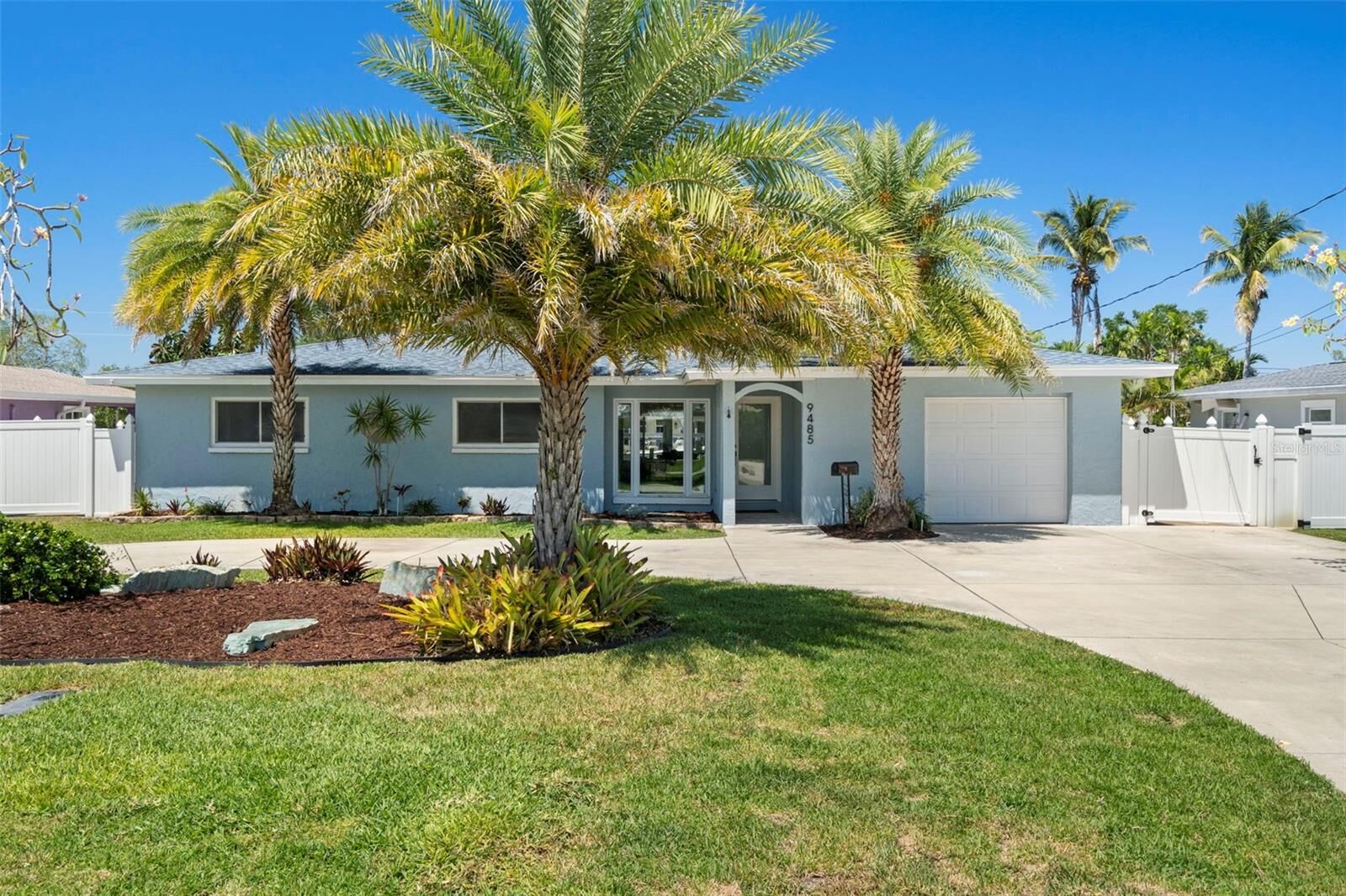 Property Photo:  9485 Treasure Lane NE  FL 33702 