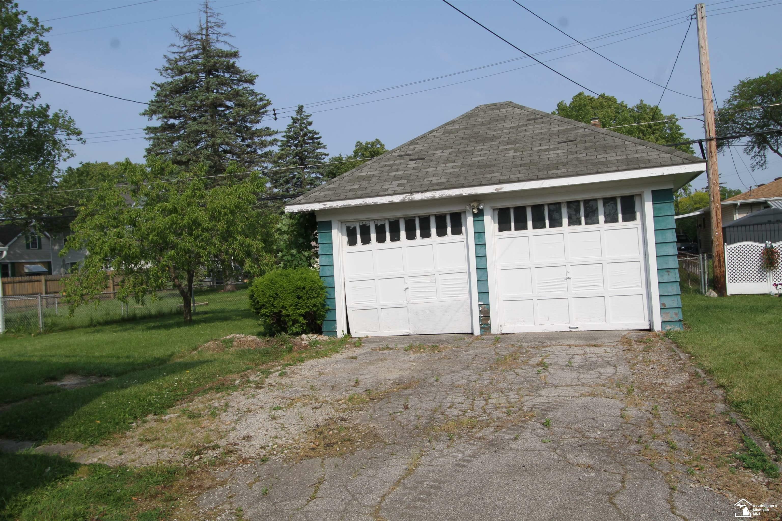 Property Photo: 624 Waterloo Avenue MI 48161