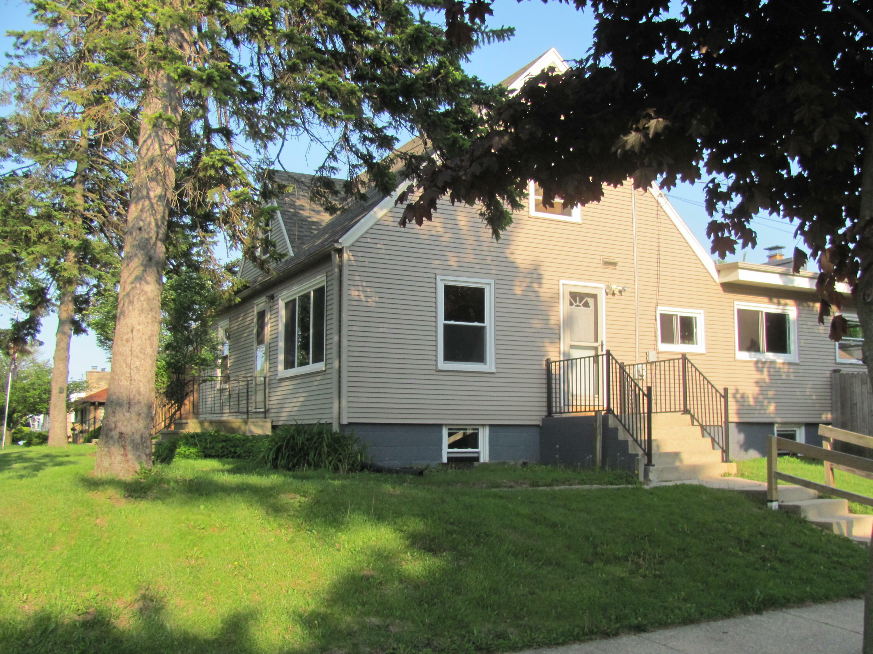 Property Photo: 827 Columbia Ave WI 53172