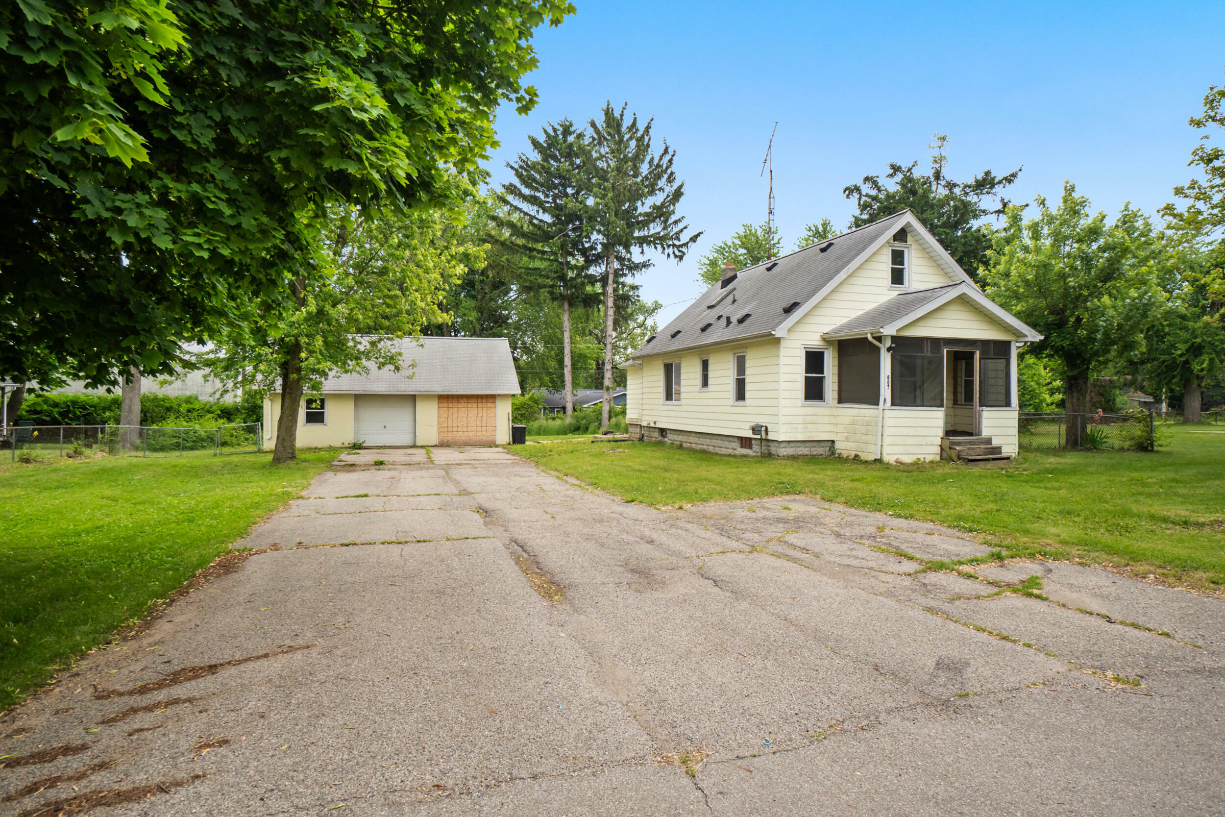 Property Photo: 807 Winifred Street MI 49202