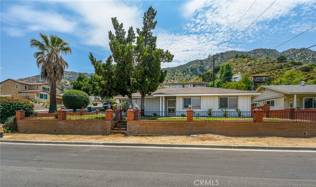 Property Photo:  15195 Kingsway Drive  CA 92530 