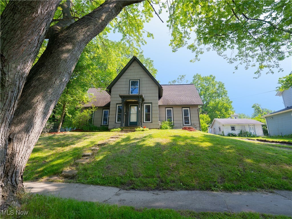 Property Photo: 8121 Maple Avenue OH 44231