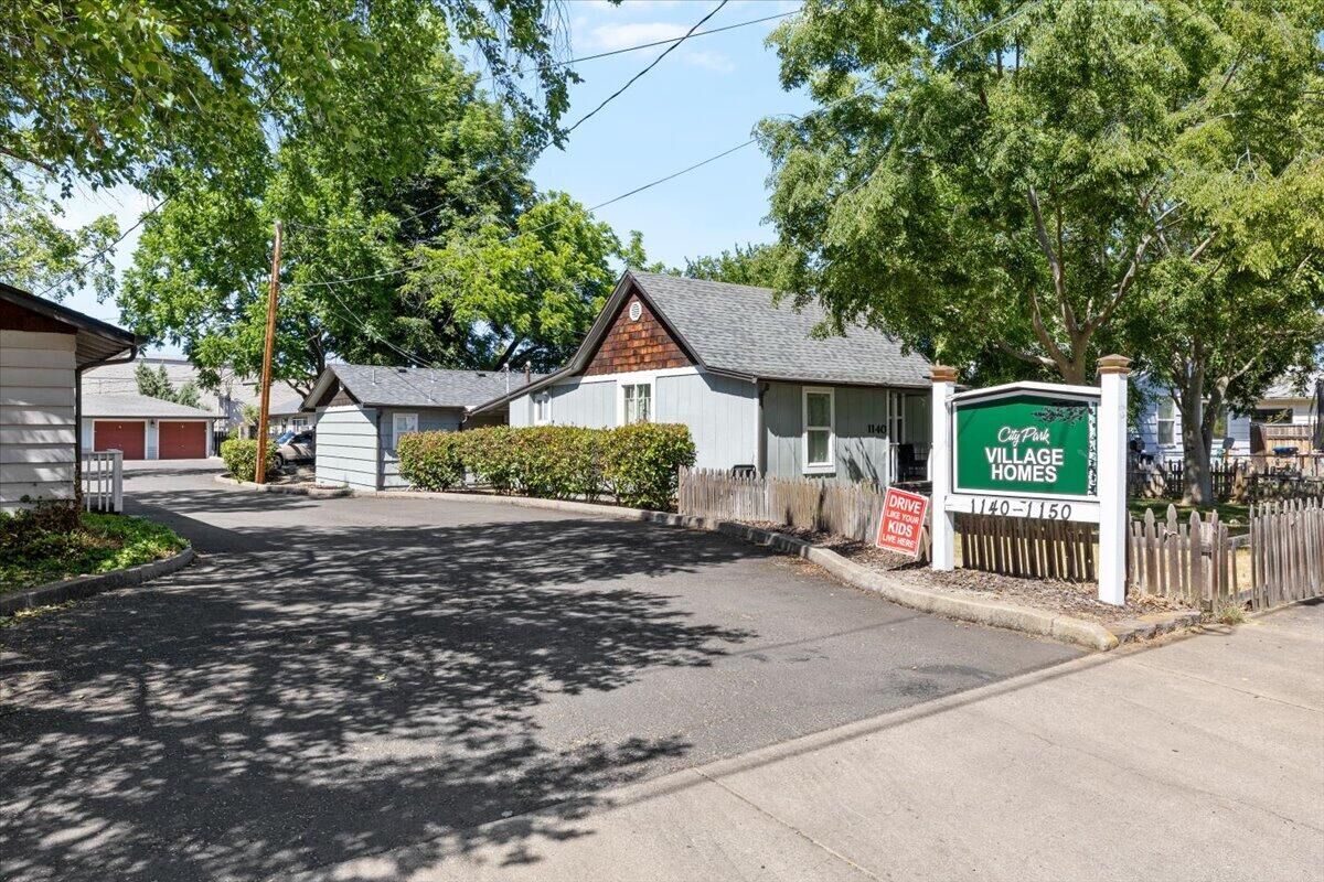 Property Photo:  1140 W 8th Street  OR 97501 