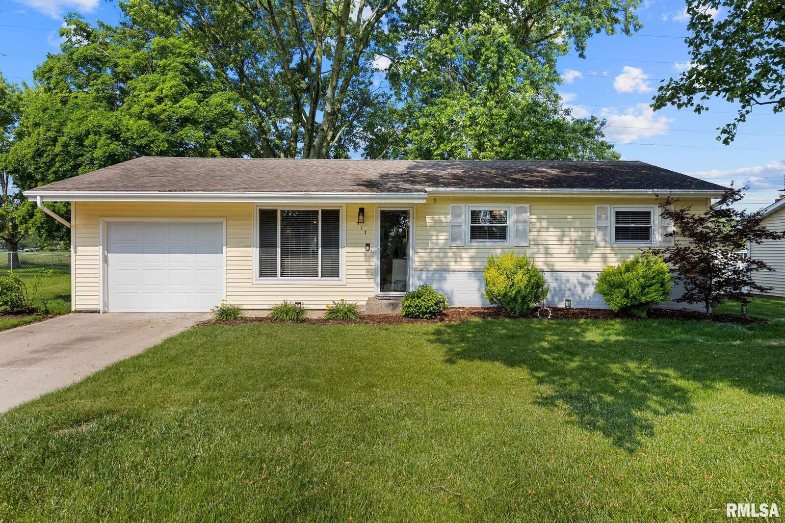 Property Photo: 317 Circle Drive IL 61550