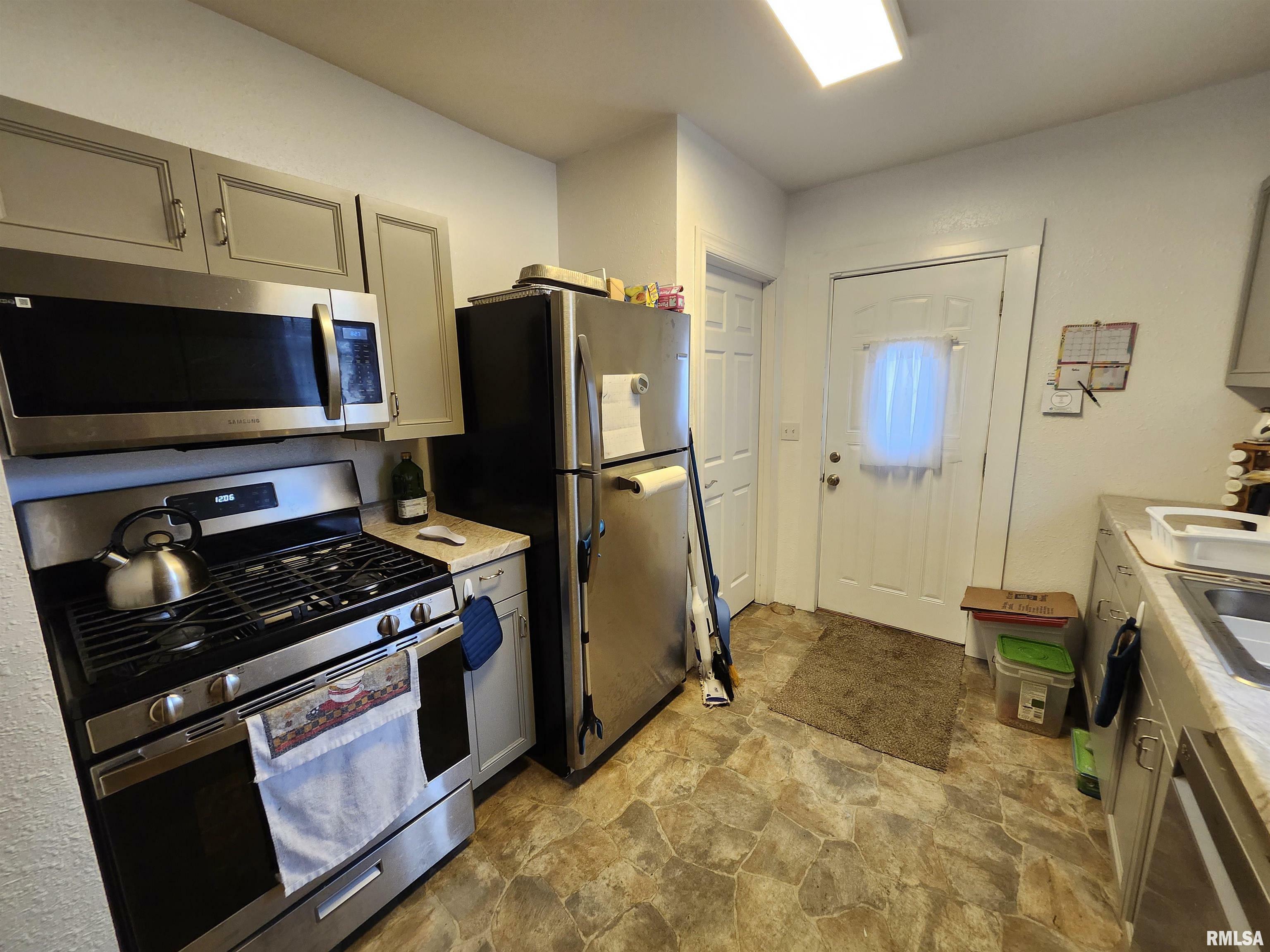 Property Photo: 2029 W Callender Avenue IL 61604