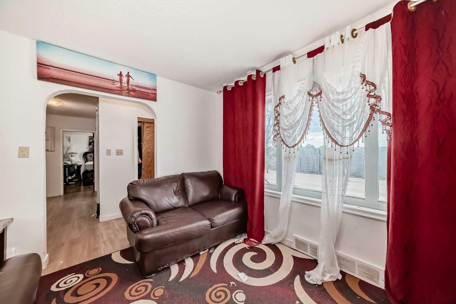 Property Photo: 927 Renfrew Drive AB T2E 5H8