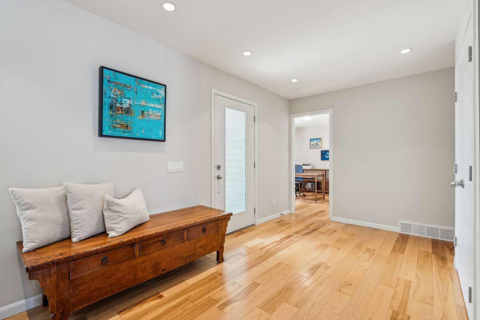 Photo de la propriété:  7040 61 Avenue NW  AB T3B 3H8 