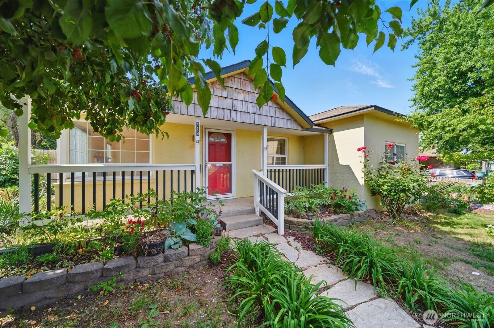 Property Photo: 418 SE 12th Street WA 99324