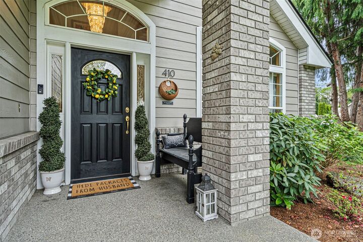Property Photo:  410  Riverview Drive NE  WA 98002 