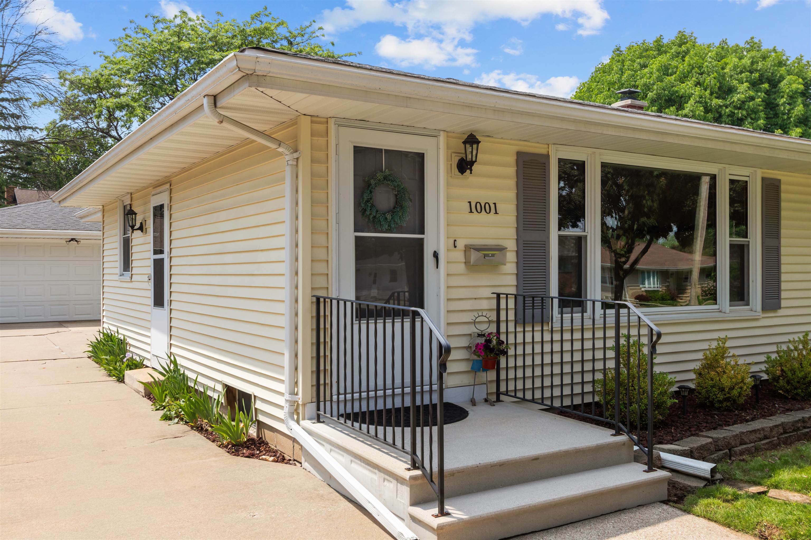 Property Photo: 1001 S Matthias Street WI 54915-3605
