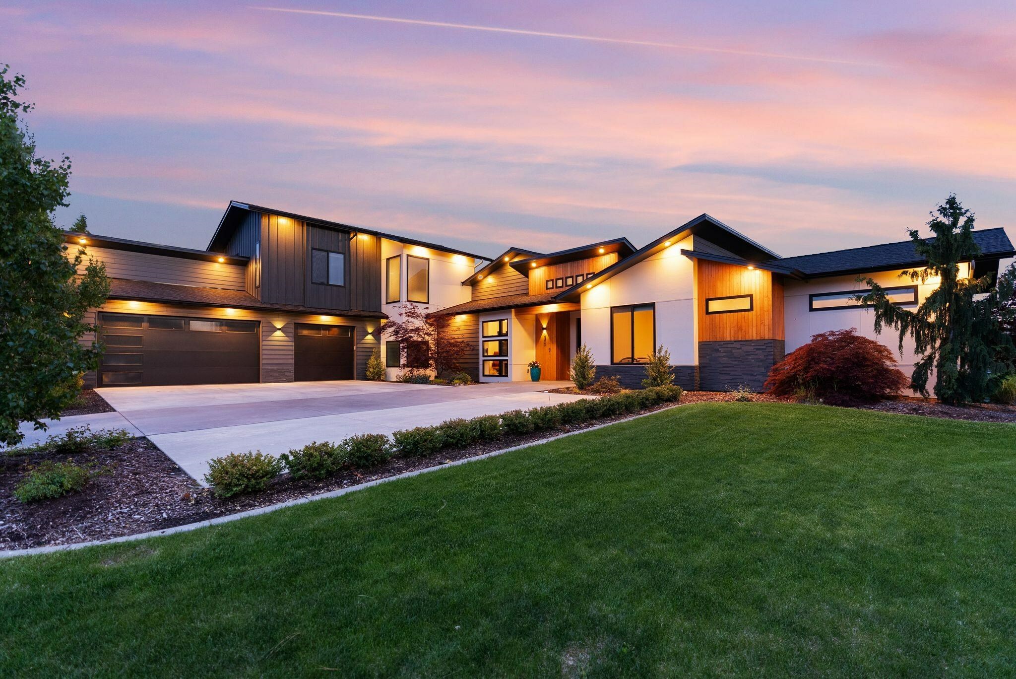 Property Photo: 375 N Kennewick Ln WA 99019