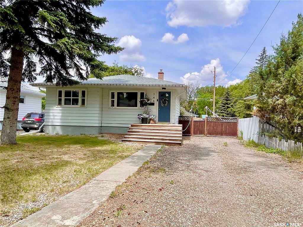 Property Photo: 746 Grandview Street W SK S6H 5L6