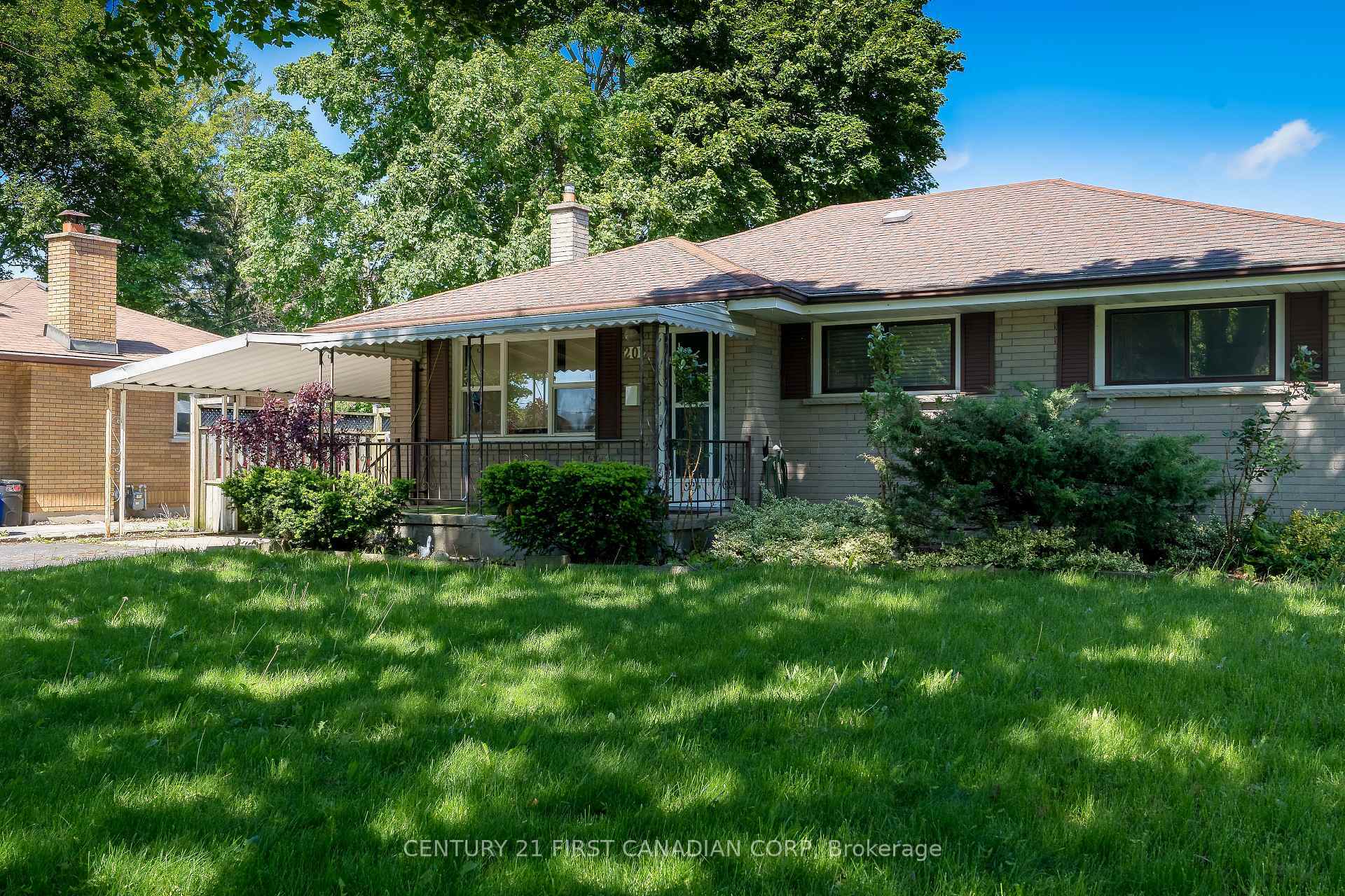 Property Photo:  202 Renfro Crescent  ON N5Z 3B7 