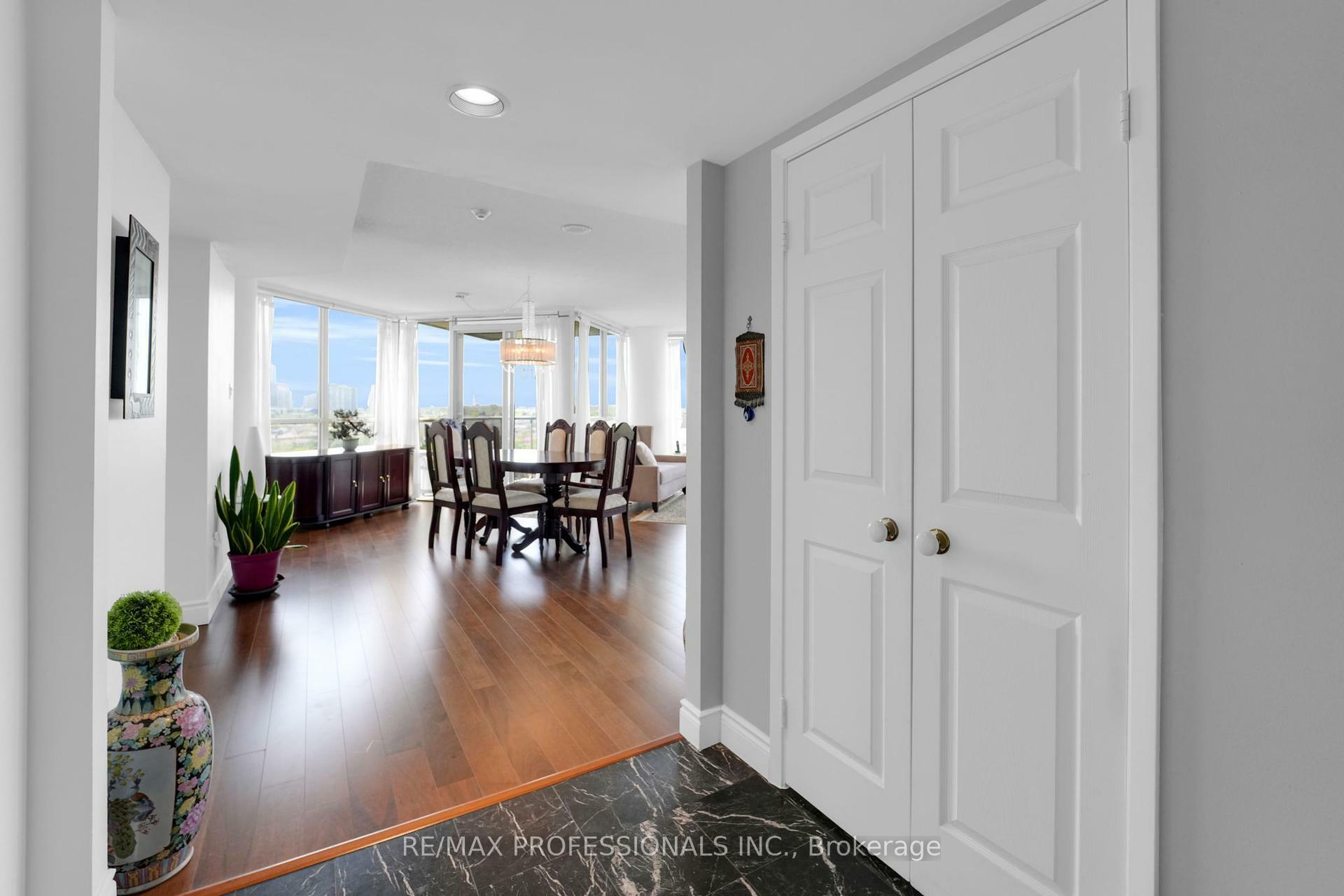 Property Photo: 45 Kingsbridge Garden Circle 905 ON L5R 3K4