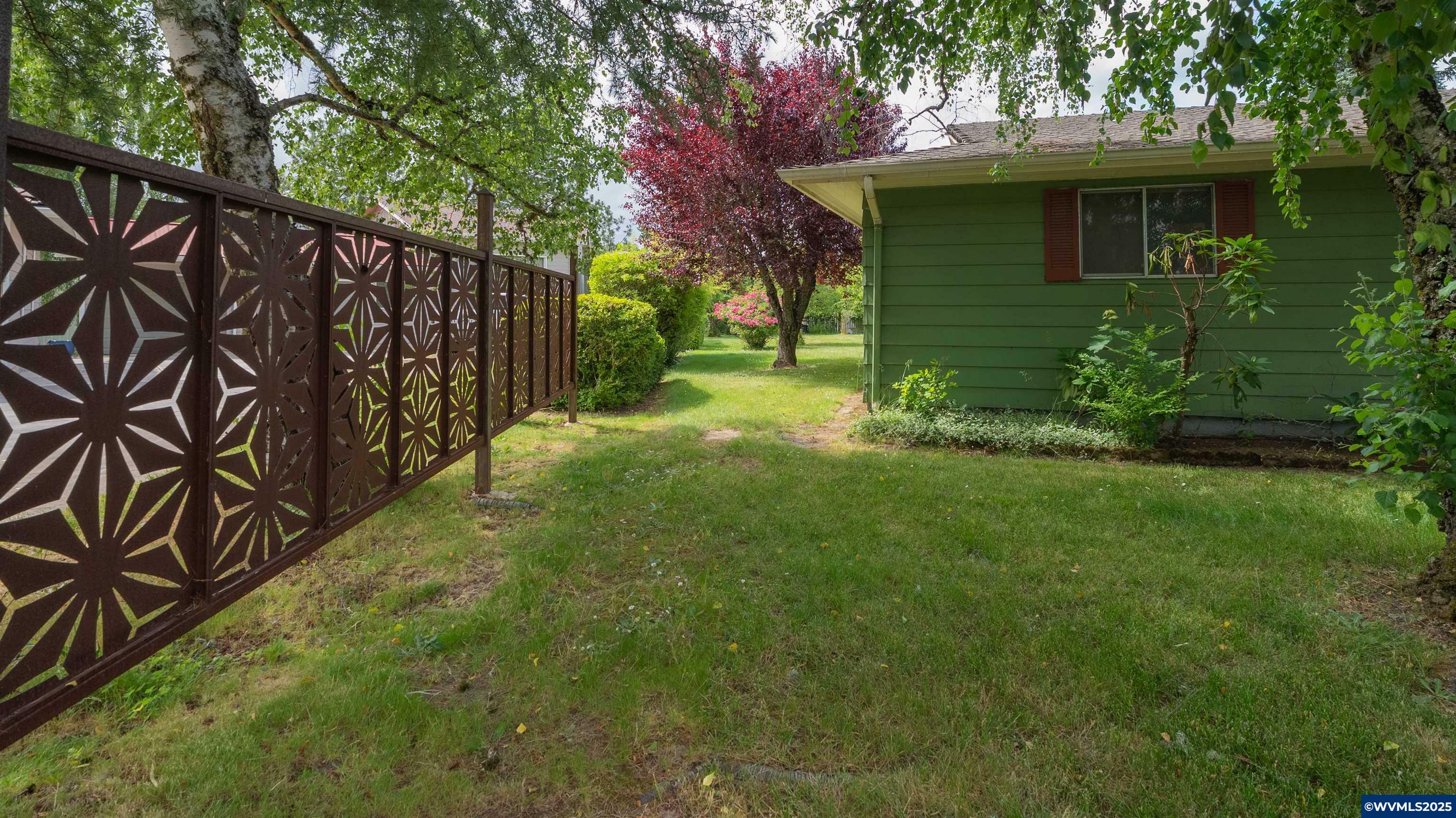 Property Photo: 1071 62nd Ct NE OR 97317