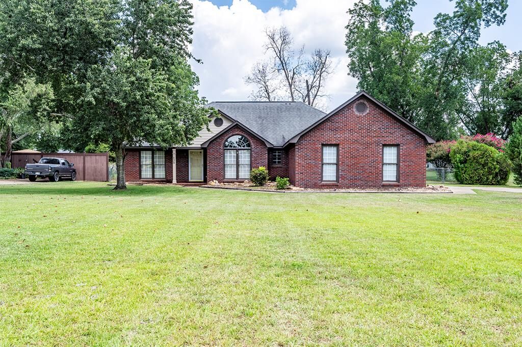 Property Photo:  129 Winchester Drive  GA 31763 