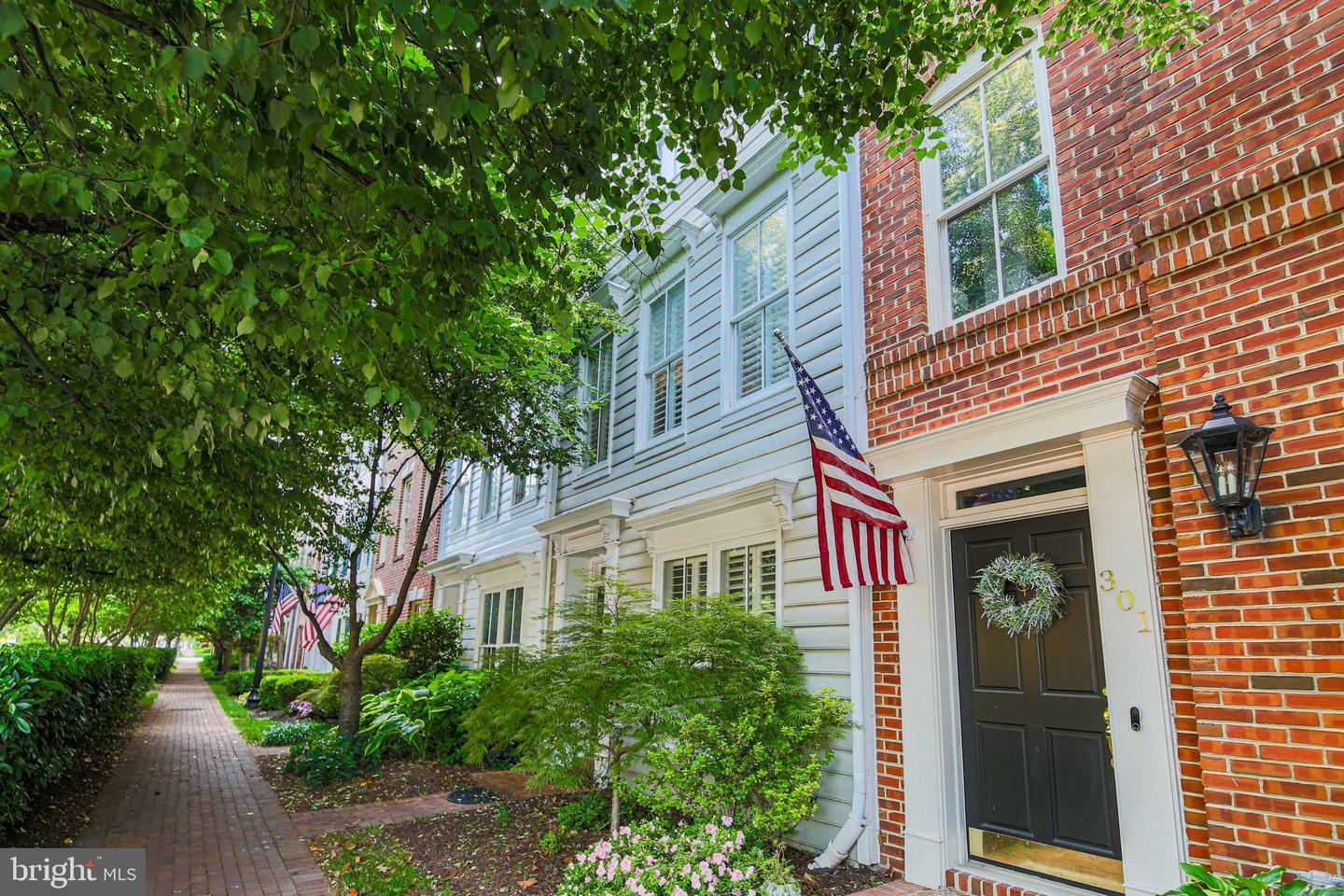 Property Photo: 303 S Henry Street VA 22314