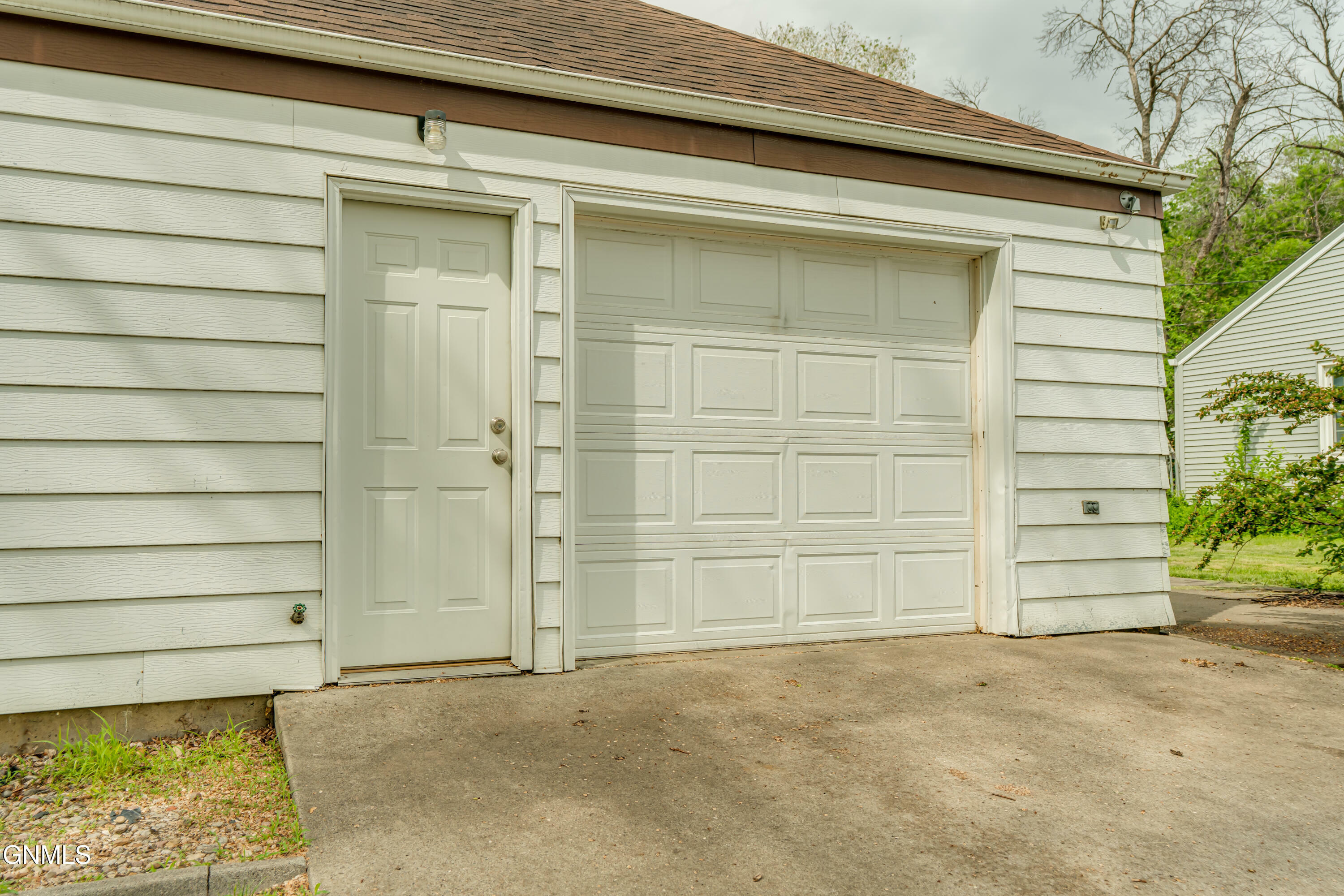 Property Photo: 1002 F Avenue E ND 58501