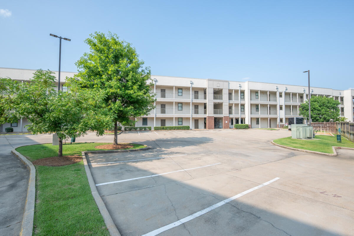 Property Photo:  290 Russell Street Unit 335  MS 39759 
