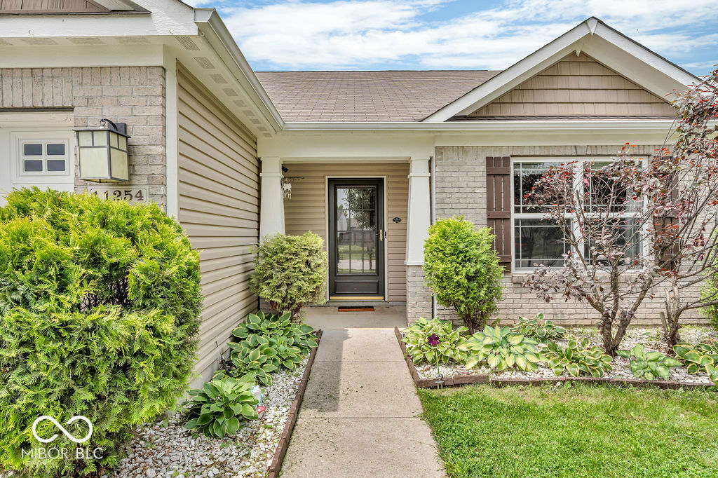 Property Photo: 11254 N Sashing Way IN 46157