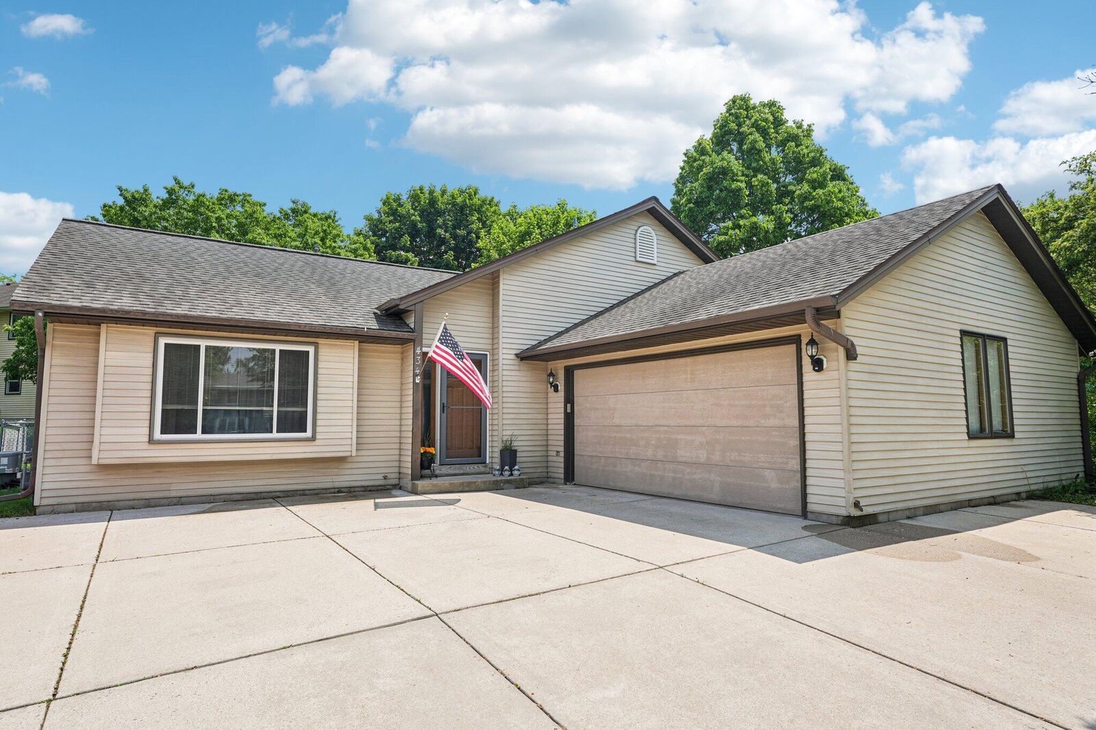 Property Photo:  434 Glen View Ct  WI 53086 