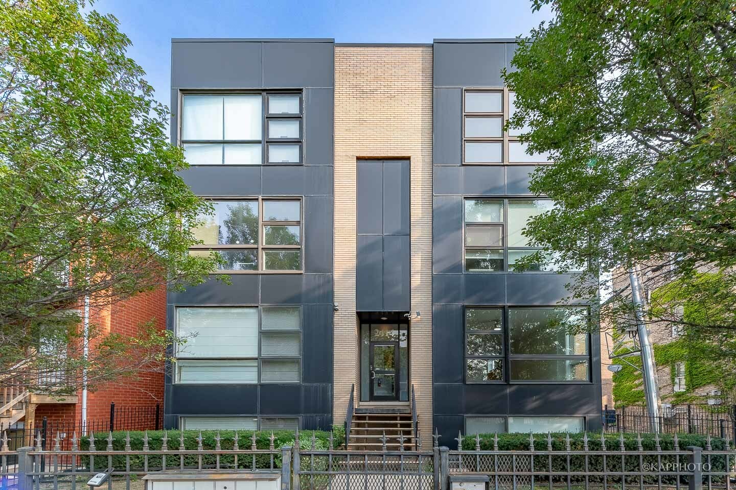Property Photo: 2414 W Grenshaw Street 1E IL 60612