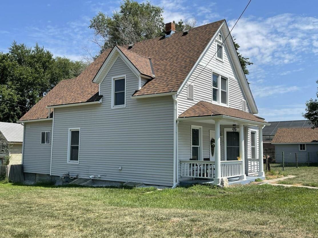 Property Photo: 408 W 7th St NE 68748