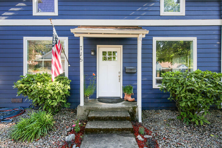 Property Photo: 715 NE A Street OR 97526