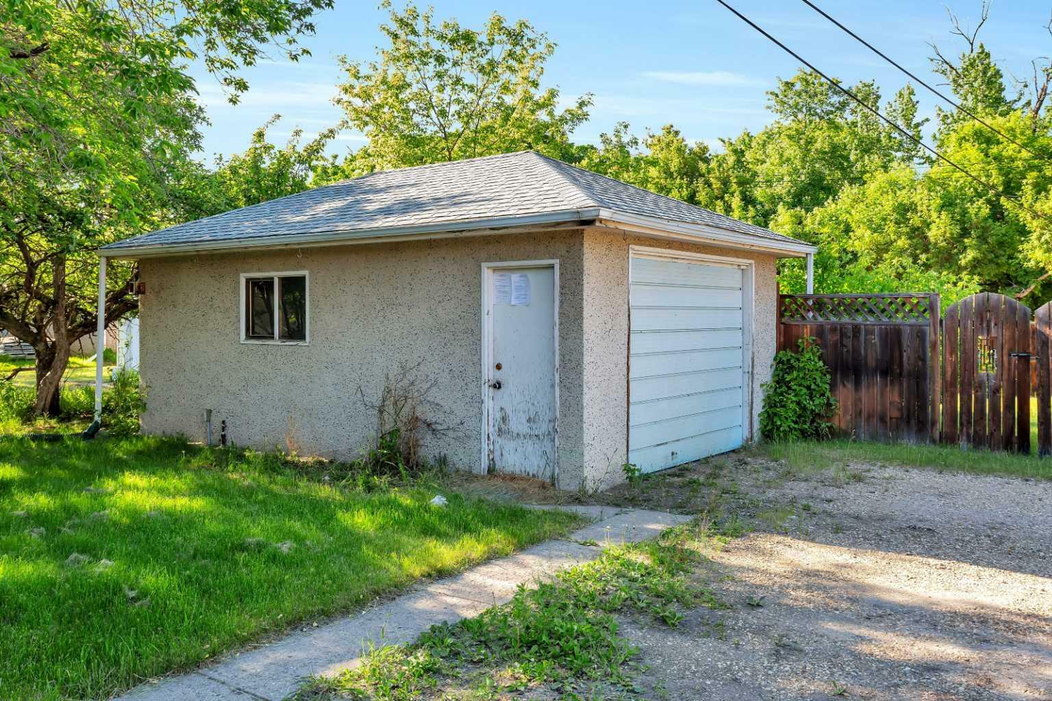 Property Photo:  5110 44 Street  AB T4N 1J1 
