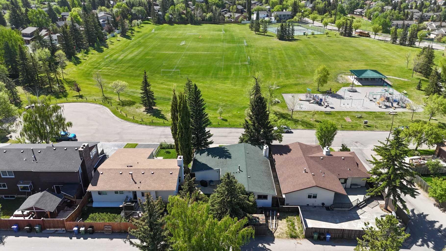 Property Photo: 56 Deerview Place SE AB T2J 5Y3