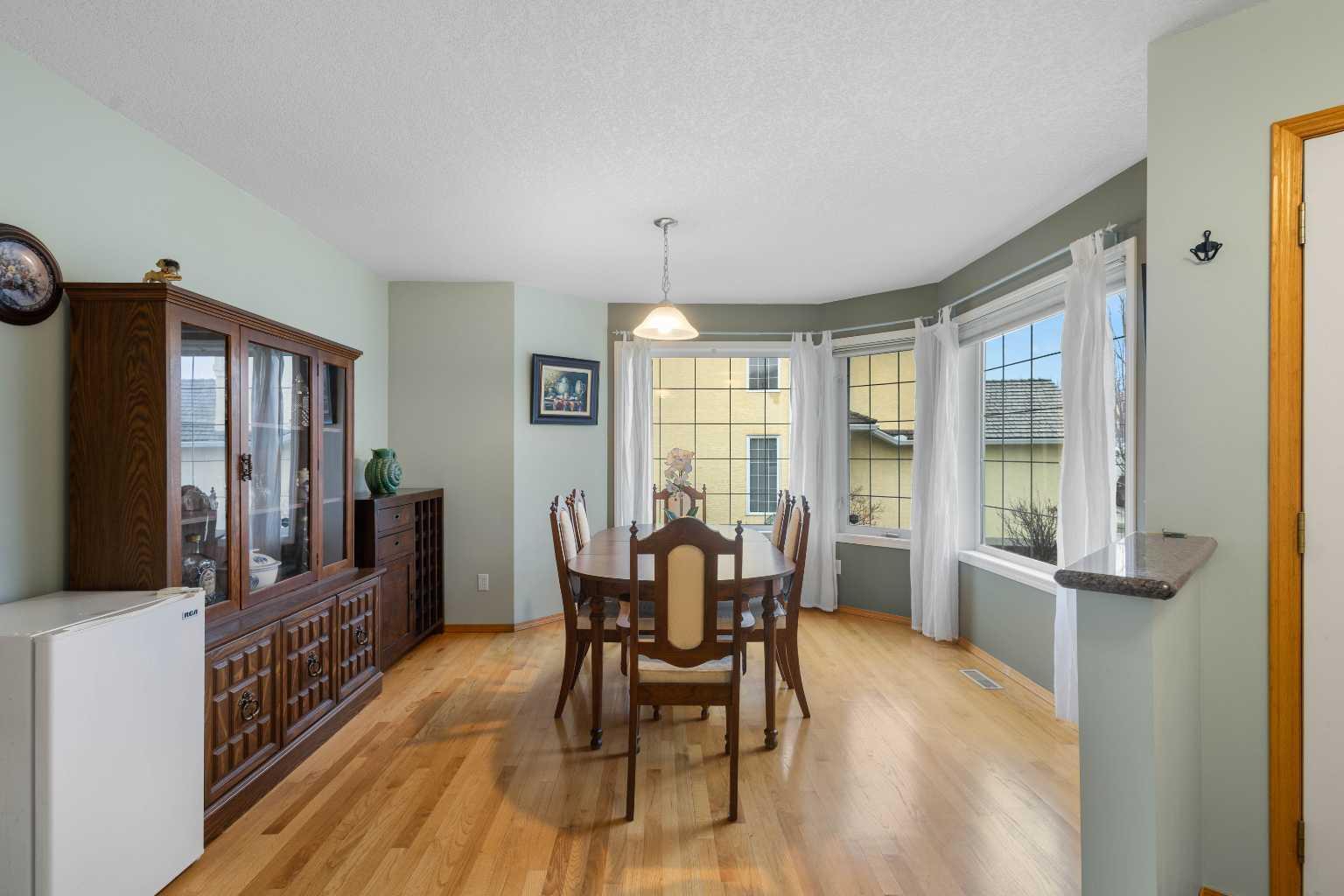 Property Photo: 212 Hampstead Gardens NW AB T3A 5Y6