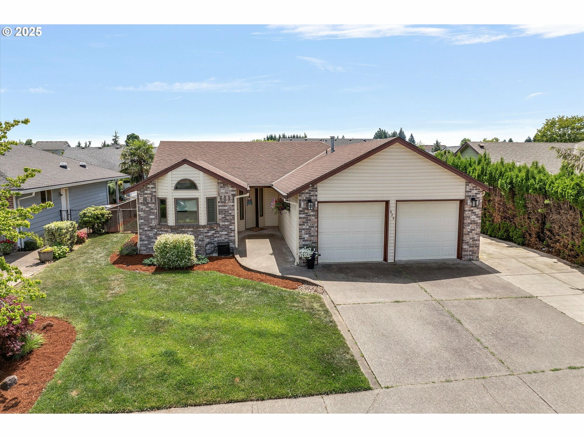 Property Photo: 625 SE 7th Pl OR 97013