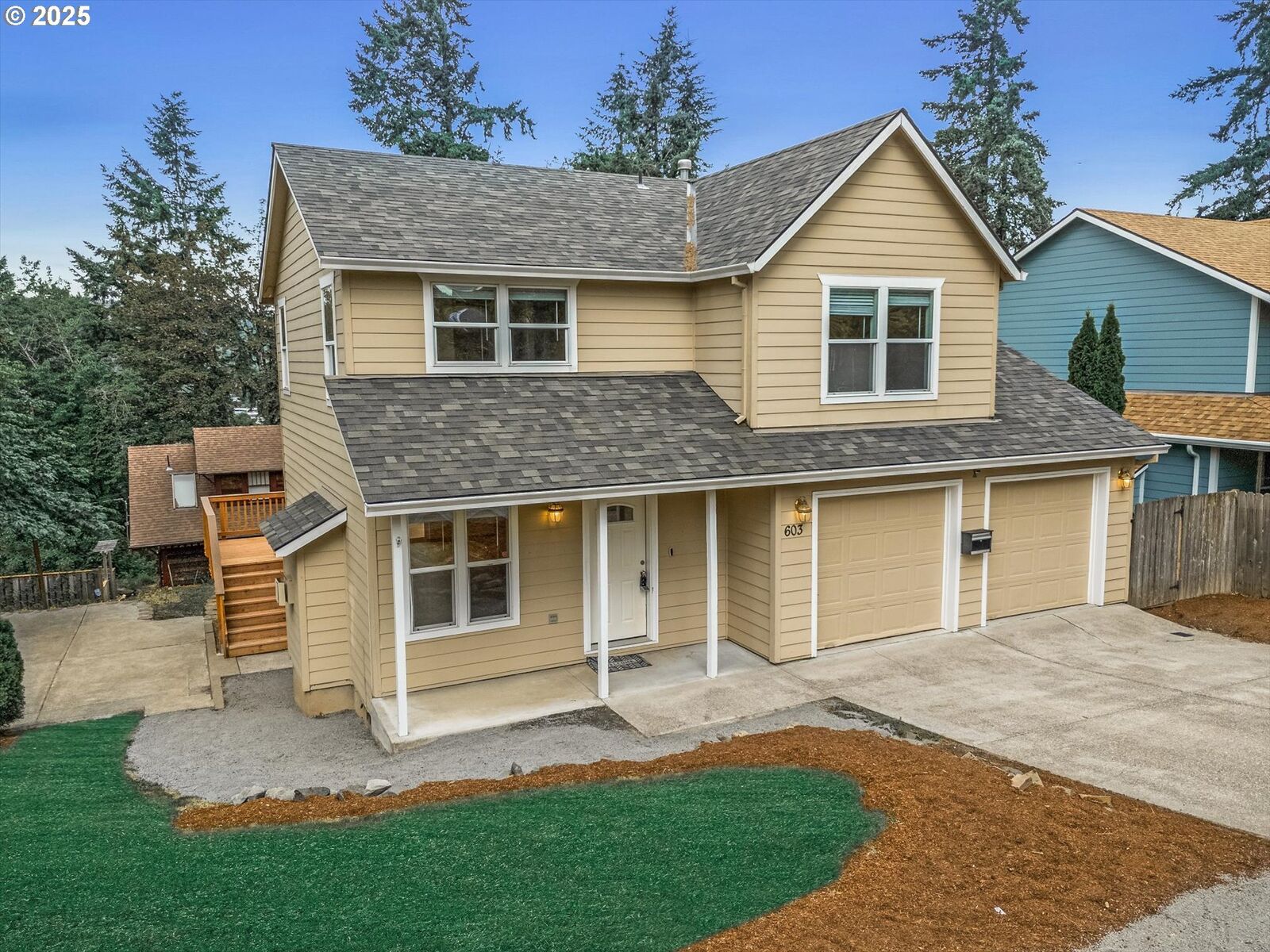 Property Photo:  603 Van Buren St  OR 97045
