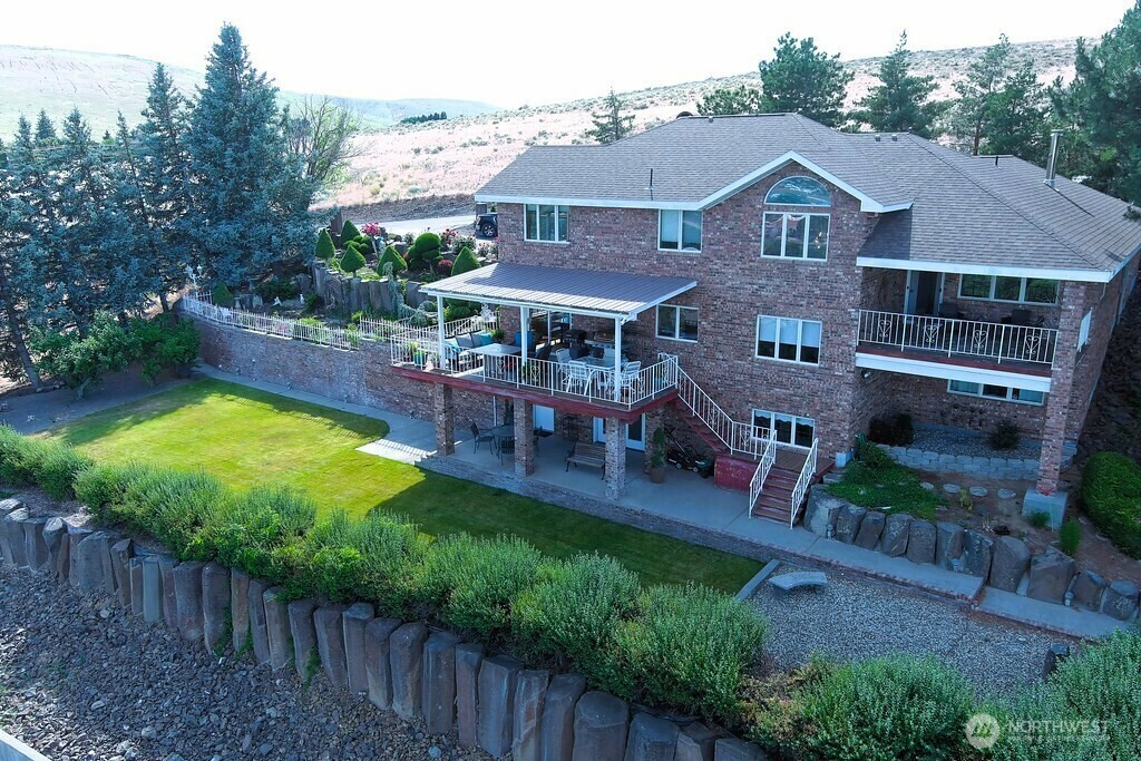Property Photo: 440 West Line Road WA 98823