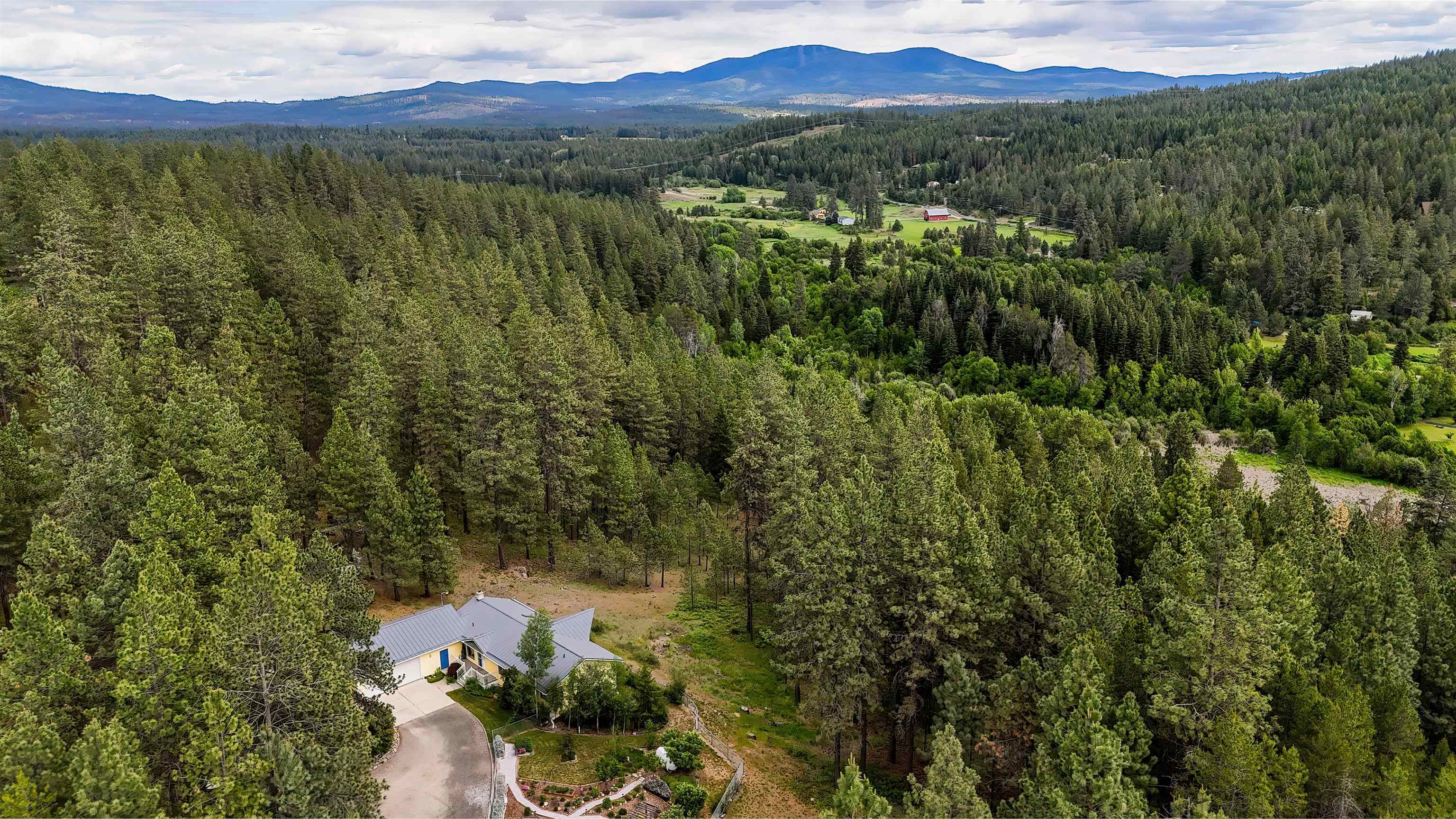 Property Photo: 36918 N Valley Rd WA 99003