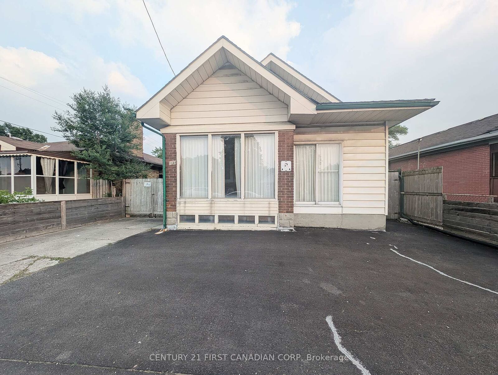 Property Photo:  1169 Oxford Street E  ON N5Y 3L7 