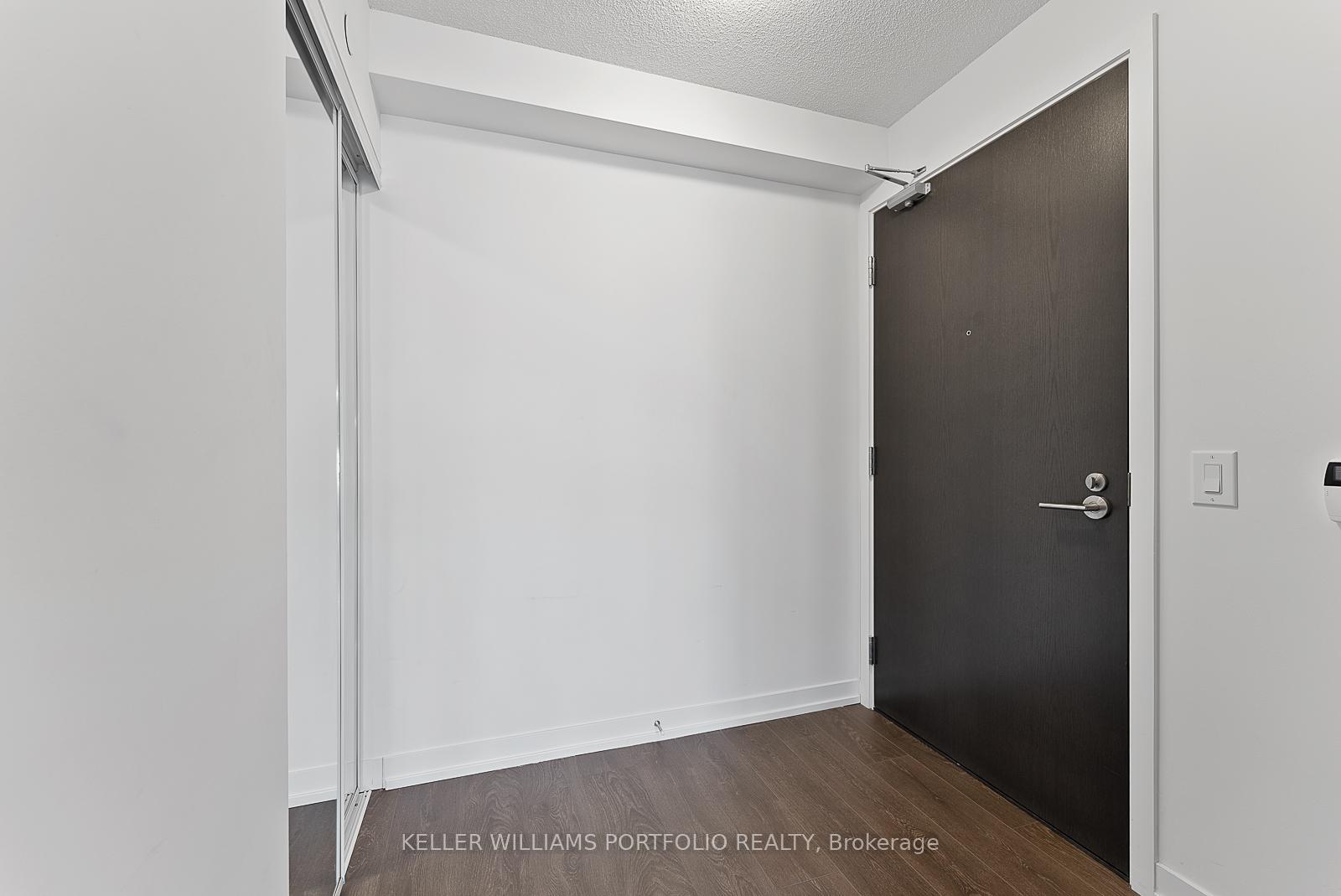 Property Photo:  219 Dundas Street E 811  ON M5A 0V1 