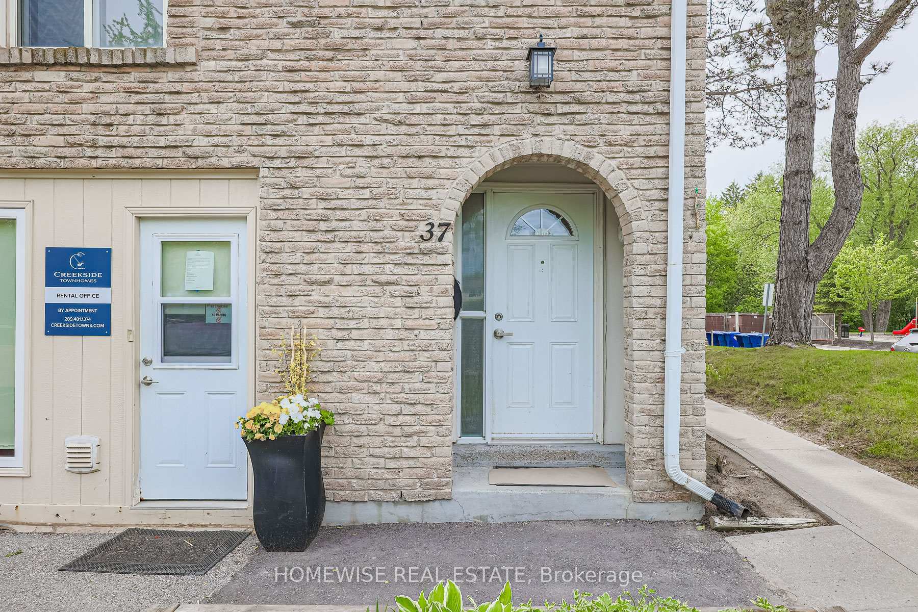 Property Photo: 560 Waverly Street N 37 ON L1J 5Y4