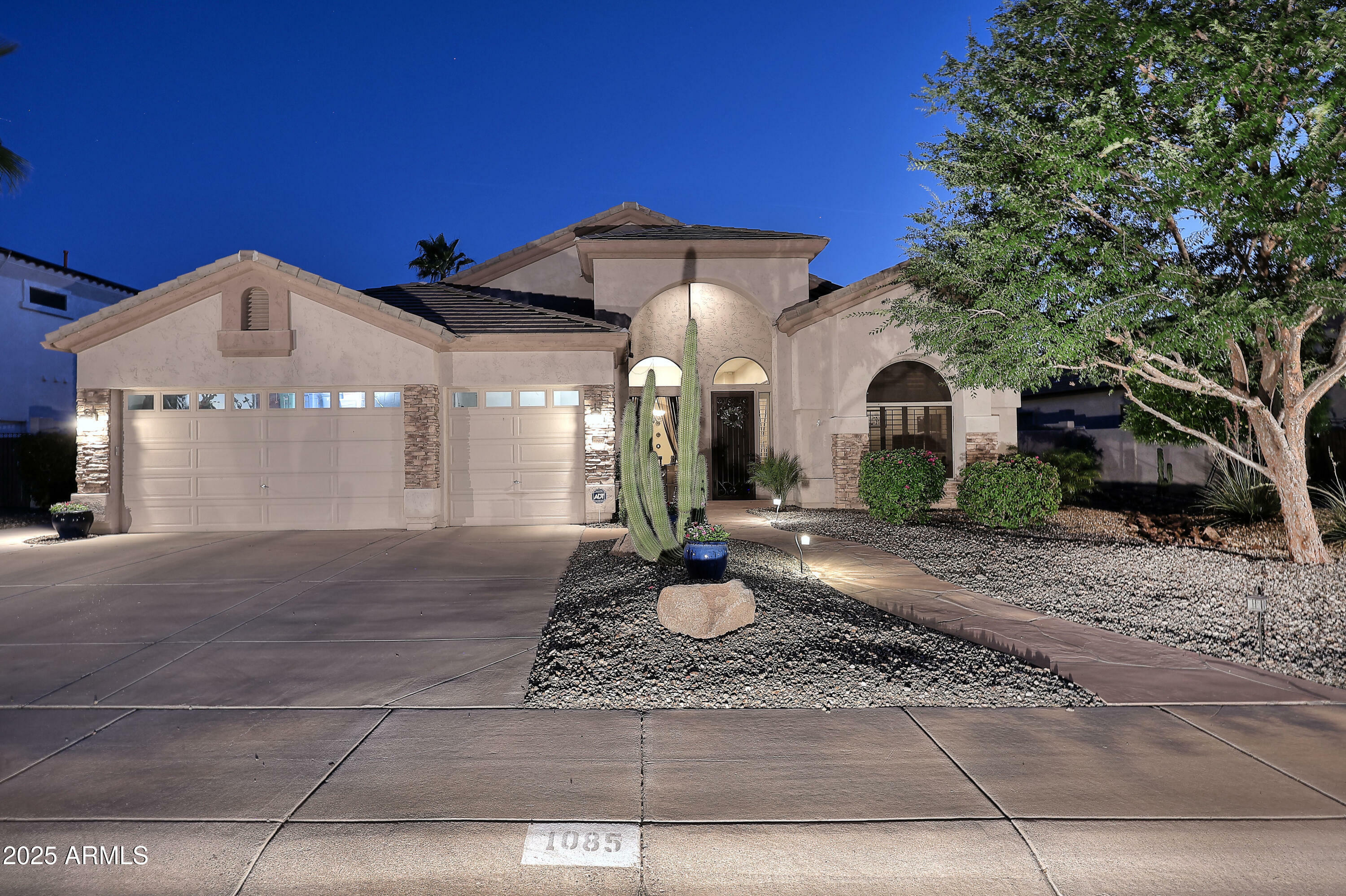 Property Photo: 1085 E Oakland Court AZ 85295