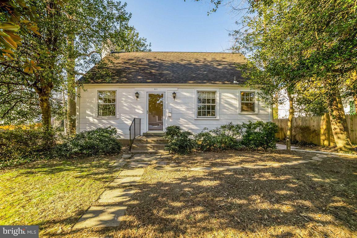 Property Photo: 601 N Oak Street VA 22046