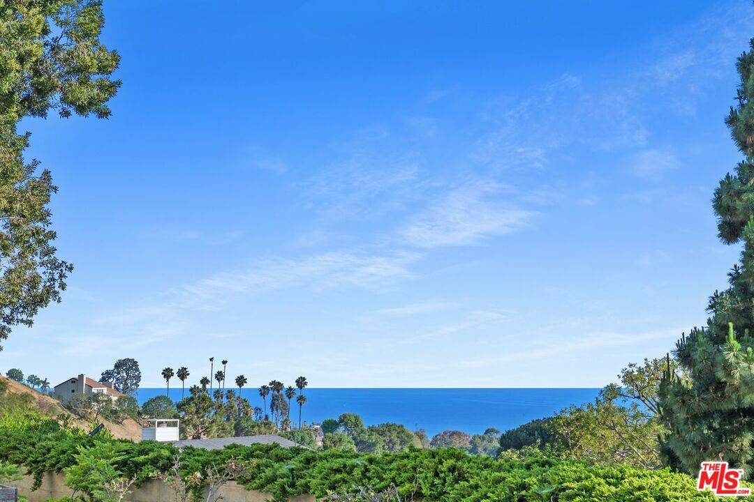 Property Photo:  1224 El Hito Cir  CA 90272 
